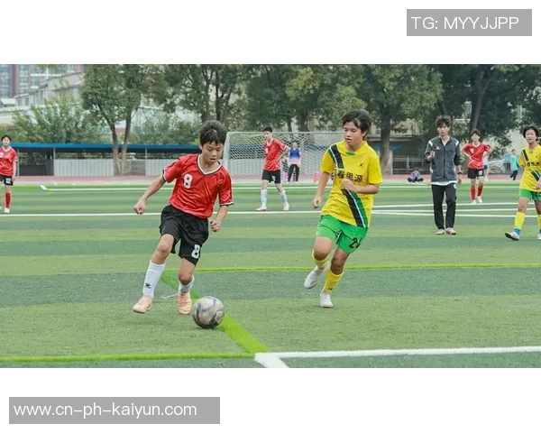 踢足球的头发在绿茵场上飞扬的梦想与激情